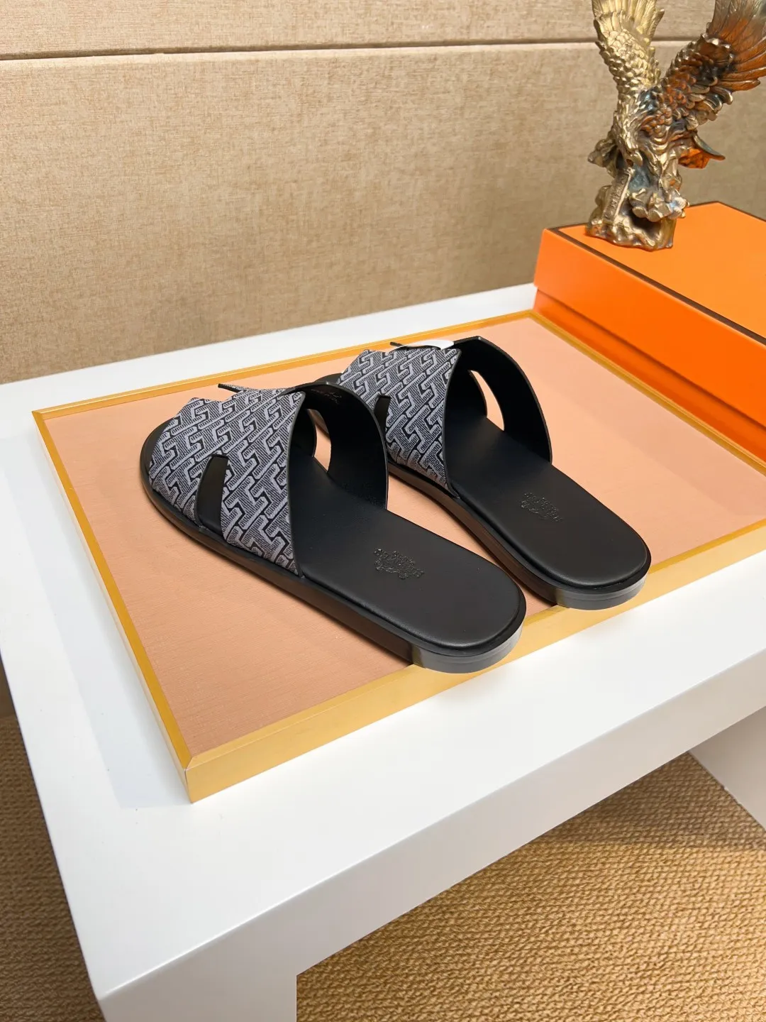 Men's clothing and shoes 💰280 💅💅💅 new arrival. Hermes Hermes official website latest counter synchronized new oran color leather H slippers, the original Paris version flew back to the original model and opened the mold to make it perfectly🍌The highest quality Sincerity, you can enter and leave the counter at will [Deyi] The upper is made of original customized  colored palm prints, crocodile print, ostrich print, colored cow leather, colored cow suede, 🤔 horse hair, 🥳 colored diamonds, 🥰 3D printing, and other genuine leather slippers, imported cow pattern foot pad lining, Italian  latest original genuine leather combination outsole Code number: 38-48 (customized at 46.47.48) Can be made into picture combination sole with genuine leather pattern and ordinary molded outsole